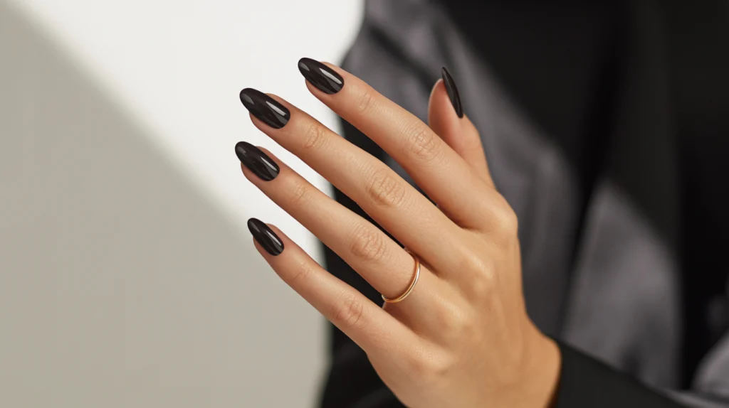 Elegant Curve lmond-Shaped Glossy Black Nails